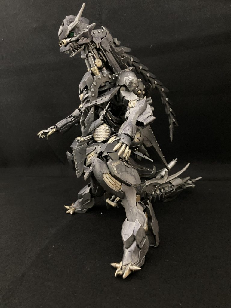 当初初期型の鉄板にリベット打ちのズン胴型で考えましたが、ガンプラ余剰パーツで製作した骨格が中々の雰囲気で組めた為、後期の躍動感ある形を目指しました^ ^