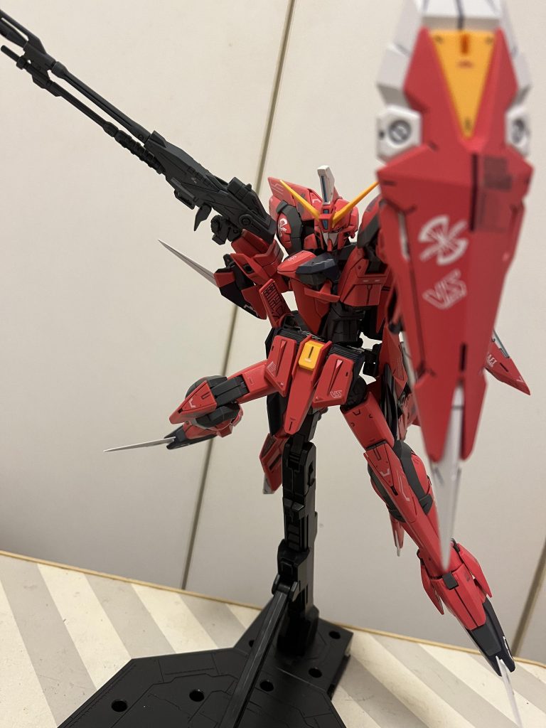 シールドは手にも持てます。これ、縦にグリップを握るのは他のMSにも取り入れてほしい。縦握りだと安定して持たせられるので！