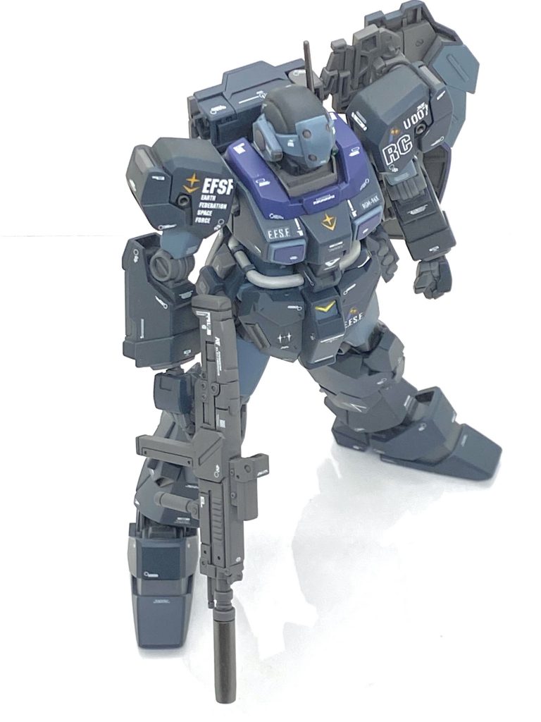 ジェスタは合わせ目が頭、肩、腕部のネービーブルー部に大きな合わせ目があり、消してはいたのですが濃い色の為に大きく白化していましたからその部分だけ塗装する事にします。専用のガンダムカラーは販売して無いので久々に混色する事にします。ラッカー塗料の売っている色はメーカーが厳しい管理で様々な顔料が混ぜて、その色合いを出していると聞いた事があり、なので説明書通りに混色しても顔料達が干渉して、イメージと違う色合いになる事が殆どで自分は大の苦手でした。色々調べて、純度の高いMr.カラーの原色顔料である「シアン」「マゼンタ」「イエロー」である「色ノ源」なら調整しやすく、今回は導入しました。