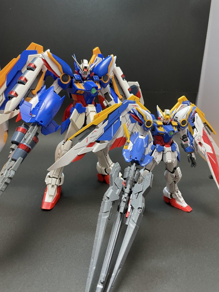 昔に組んだRGと並べてなんで最近になって配色を変更したのでしょうか?(詳しい人がいたら教えてください)どちらもカッコいいので問題はありませんが笑あとは息子に渡すだけです!