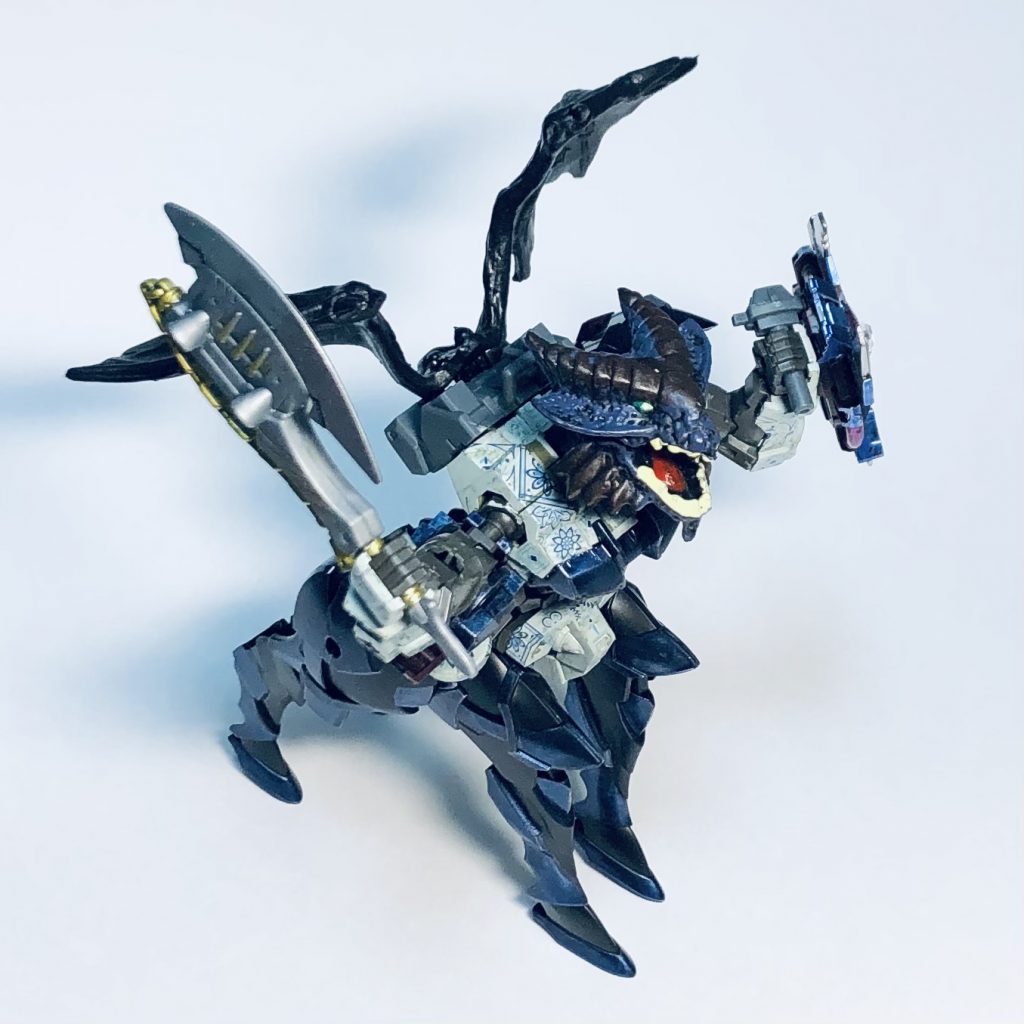 頭と翼はセリアの3Dドラゴン、上半身と盾は30MM。斧は祭ウェポンからで、下半身(四つ脚)はSD軍馬です😊