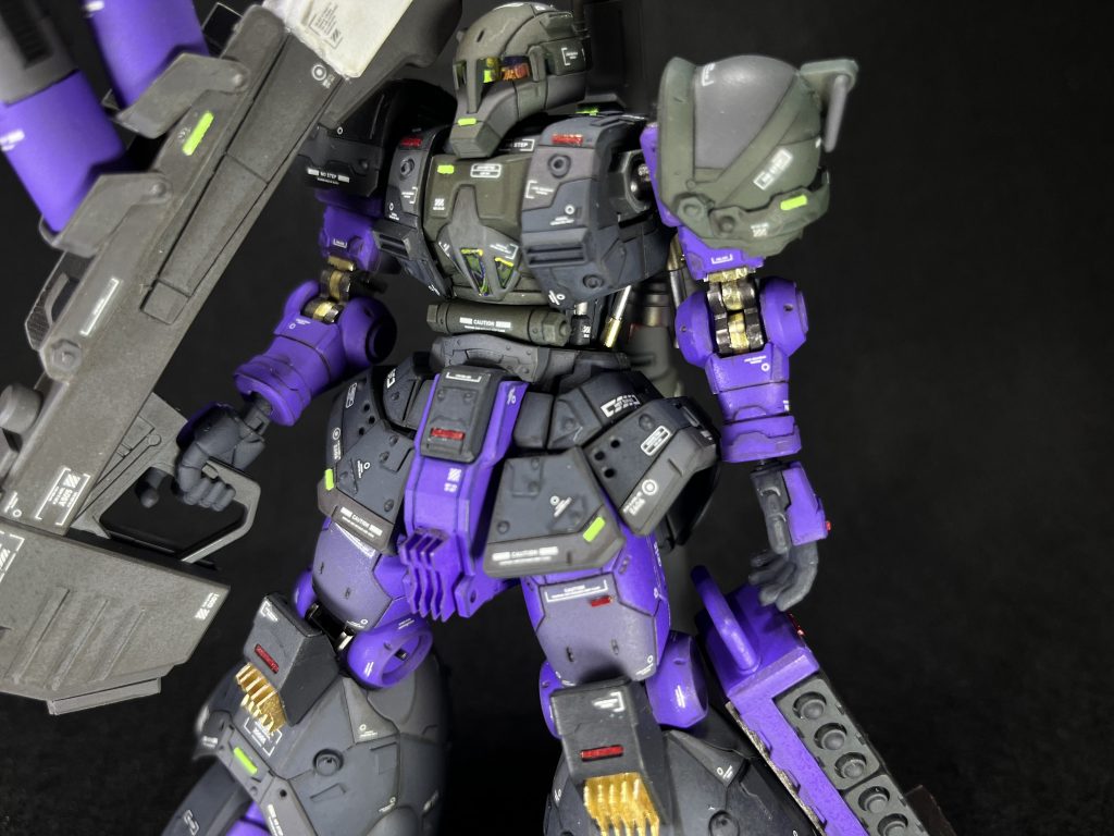 ザクⅠということで、動力パイプは機体の中に収まっているという考えから腰の部分の改修を行いました。なんかパイプがなくなるとずんぐりした印象になるなぁと思い腰パーツの幅を縮めて空いたスペースにシリンダーを追加しました。くびれがあって個人的には超気に入ってます。