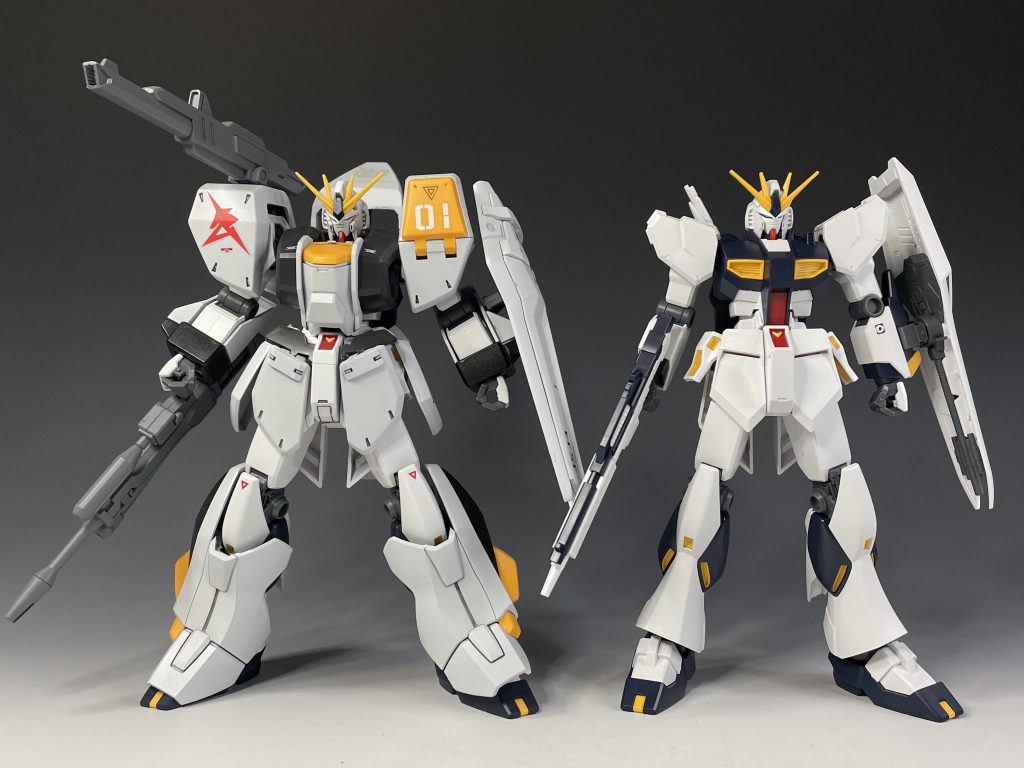 ノーマル機との比較。HWSっぽいフルアーマー感が出ました。各パーツの裏側はEGνガンダムのパーツに合わせて削り、接着しています。小顔効果が絶大です。