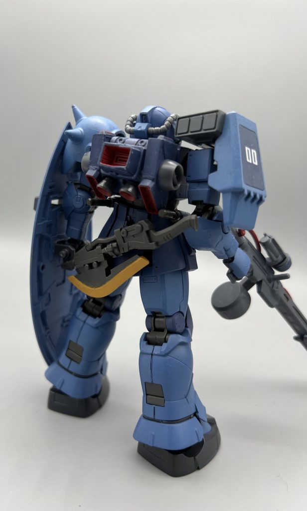 バックパックはア・バオア・クーでガンダムに破壊された物をパージした後ザクIIの物で代用し続けたが共和国軍にハイザックが導入された時に推力不足を感じることが多くなり旧ジオニック社の技術者に新造を依頼したワンオフ品。シンプルな設計であるが技術の発展もあり、ハイザックを超える程の出力になっている。演習時はリミッターをかけ元来のアクト・ザク程度の出力に抑えている。また、生産の終了しているパーツはハイザックを初めとする機体のパーツで補修されている。