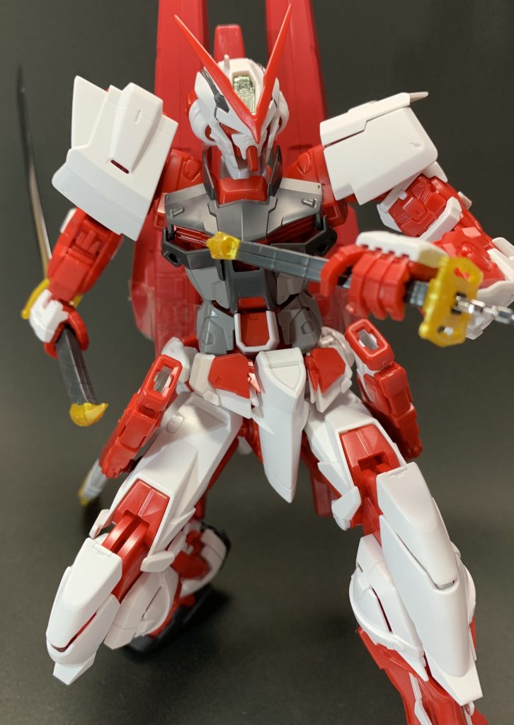 この機体はシンプルなデザインと二刀流が気に入って購入したのでポーズはしっかりさせて撮影してみました。以下アクションポーズになります。