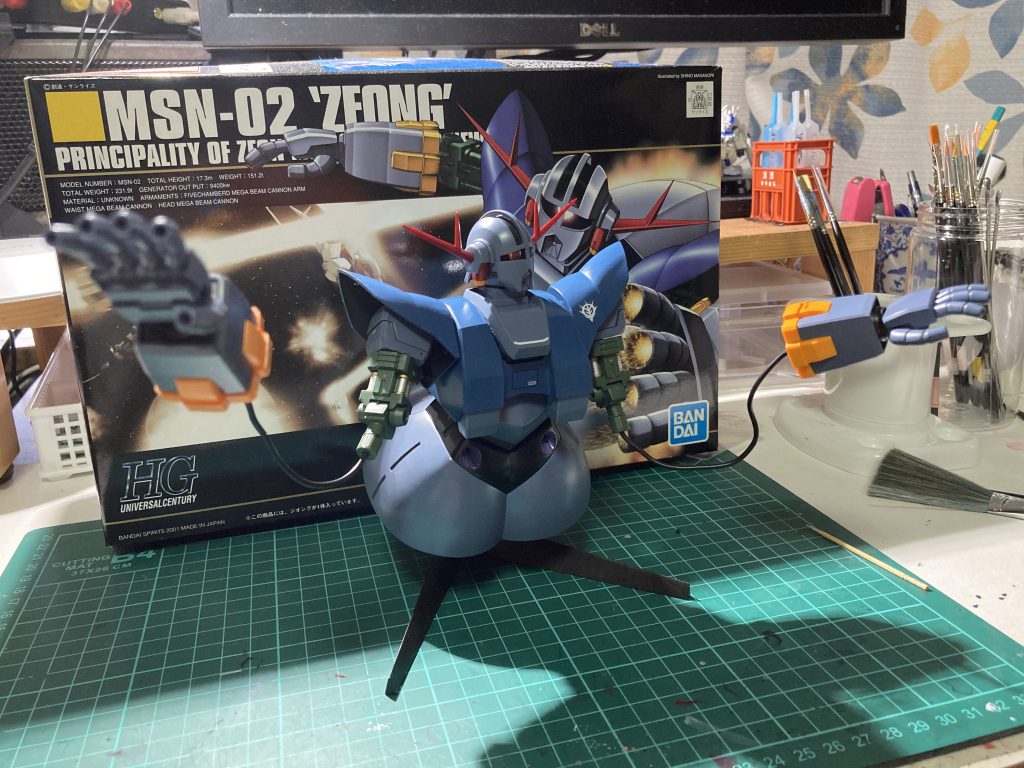 レッツオールレンジ攻撃！手の重量がそれなりにあるのでリード線を良い具合にＳ字に曲げてやらないと保持しませんが、別個にスタンドを用意しなくてもディスプレイできるのはファンネルに無い強みです。手の平と指がABS製なので、グレー部分はアクリジョンで調色して塗装しています。サイコガンダム以来二度と出番が無いと思っていたアクリジョンですが、古めのHGはABSの使用率高めなのでまだまだ出番はありそうです。