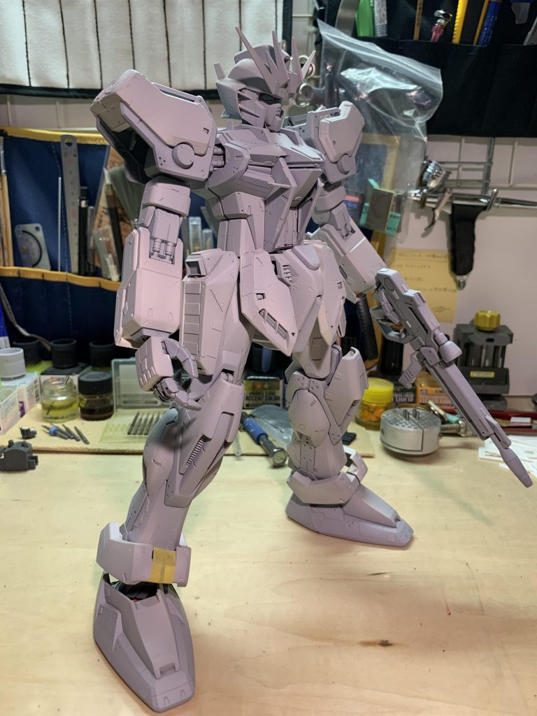 ライフルの持ち手と両手の平内部にネオジム磁石を仕込んで、保持力を確保。指はポロポロ外れるので全ての関節に0.5mmの真鍮線を入れてあります。