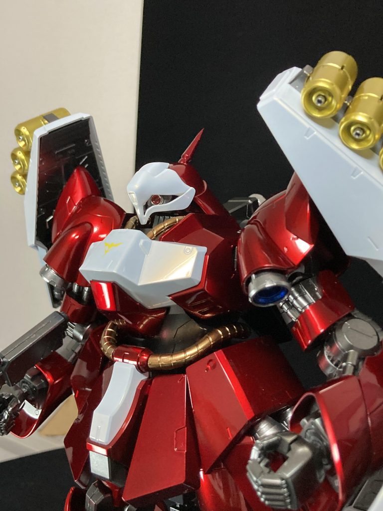 グレーのパーツはホワイトでキャンディ塗装してます。白下地→ガイアパールシルバー→クレオスラスキウスクリアーホワイト→クリアコート。モノアイをメタルパーツにしてます。