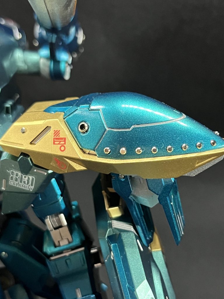 肩初めてのメタルパーツ使用と加工です。最初は、パーツに穴を開けることにビビり散らかしてましたが、特に失敗することも無く、慣れれば簡単なものでした。使用パーツは、・ハイキューパーツ マイナスモールド21.0〜2.0mm・ハイキューパーツ HSリベット1.0〜2.5mm・ハイキューパーツ ツインパイプ32.5mm