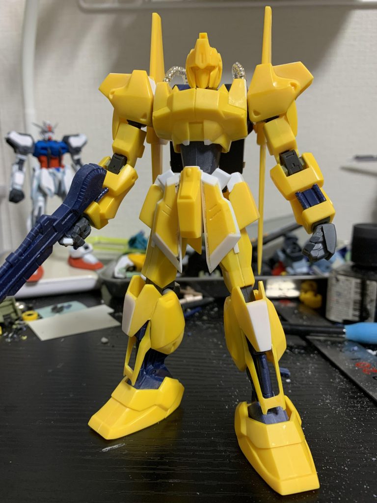 関節は前々より気に入っている30MMシリーズの移植です。所々プラ板でボリュームアップしています。胴からバックパックに繋がるパイプは、100均のビーズで自作しました。あと、細かいところですが、右銃持ち手を、ちゃんとトリガーに指かけた形に作り直したのがこだわりどころです。