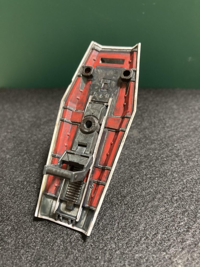 シールド裏側はどう塗ろうか迷ってたんですけど、アニメに寄せて赤くしました。