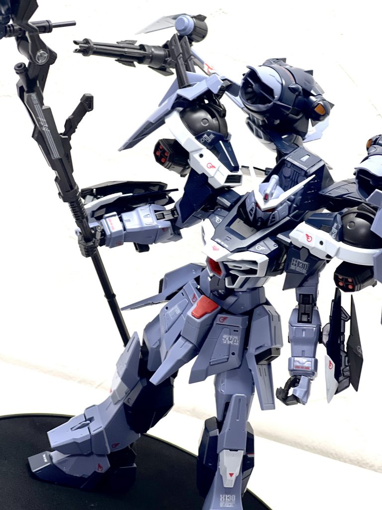 上半身のボリュームが通常のカラミティよりもアップしている為、迫力があります。