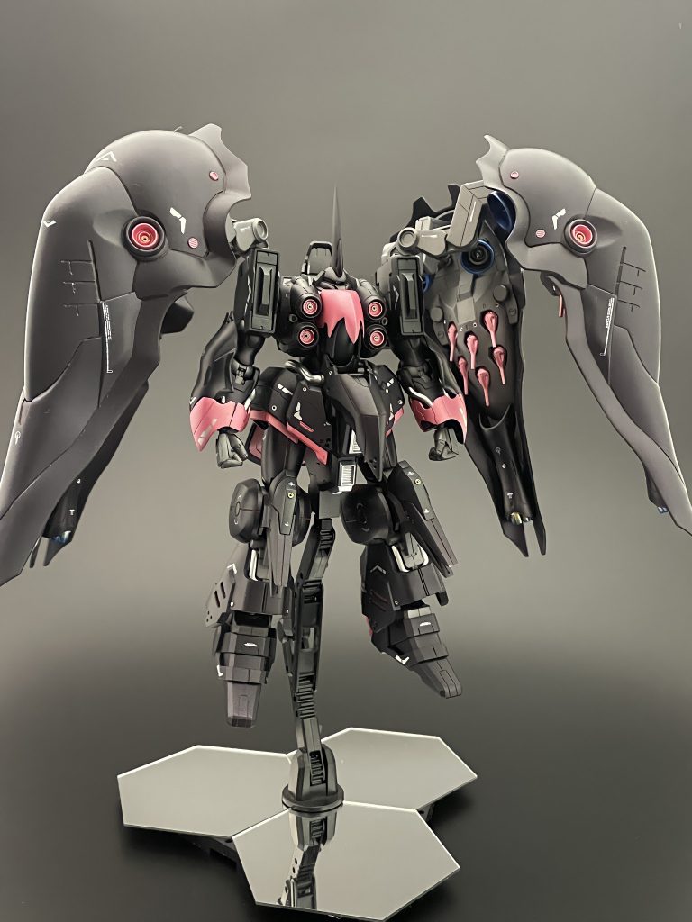 正面各部彫り直しと新規モールド追加、メタルパーツ埋めが主な改修点です。デカールは少なめに大きめで効果的なラインデカールを中心に使用しています。