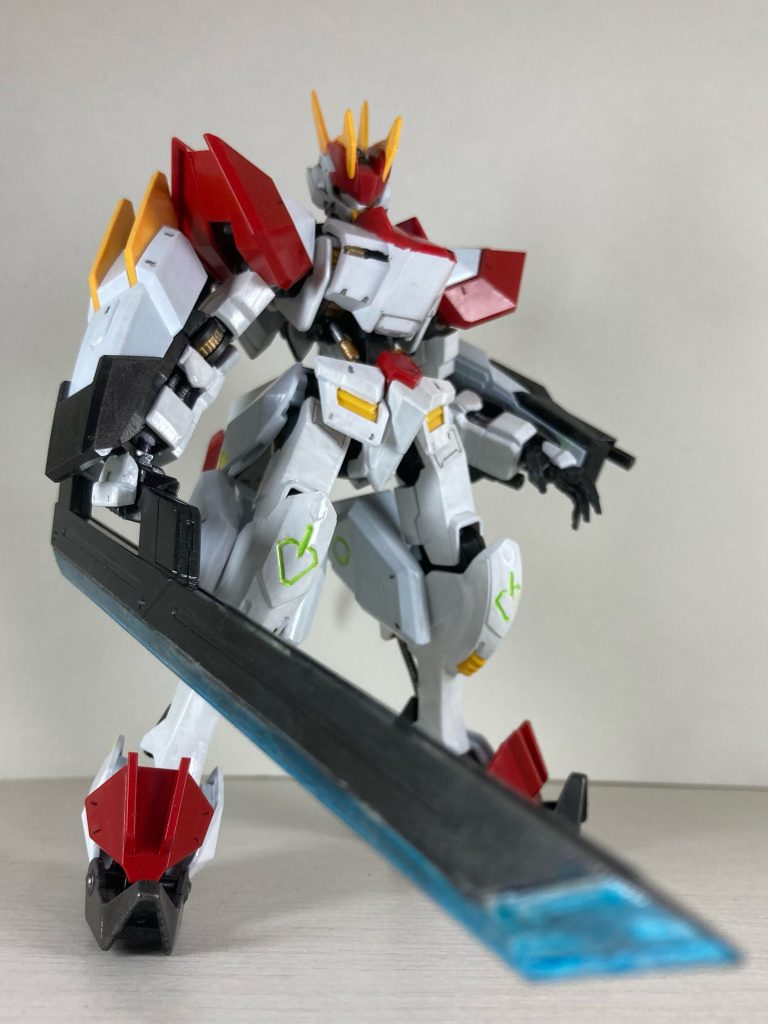 新型の超大型熱振式戦闘直刀。剣武の直刀を大型化、高熱化したもの。高熱化した刃は青く輝く。