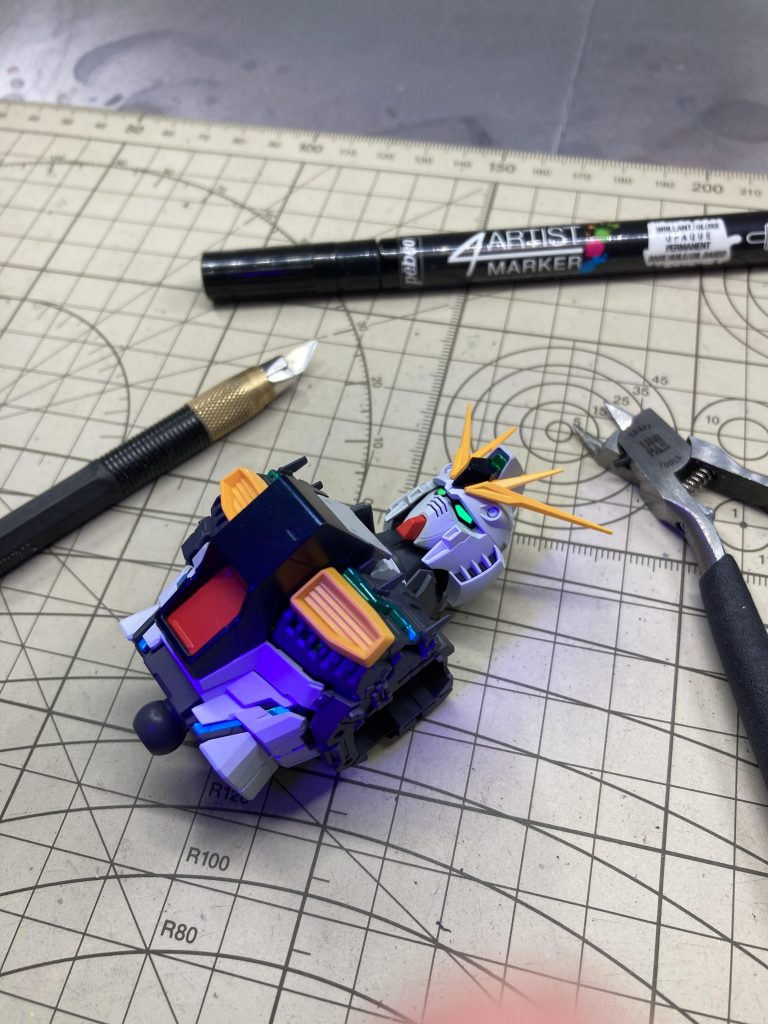νガンダムは目がハッキリ目立つので、塗り分けは丁寧に行いました。