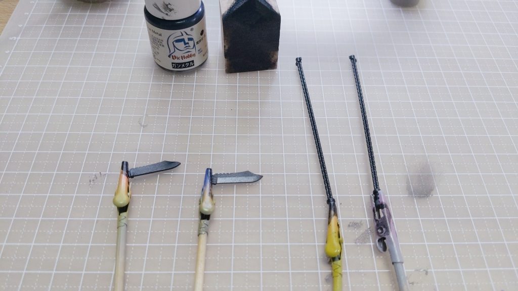 ヒート・ダガーたちはこんな感じで塗装しました。ちゃんと塗装ベースに刺さんかい。