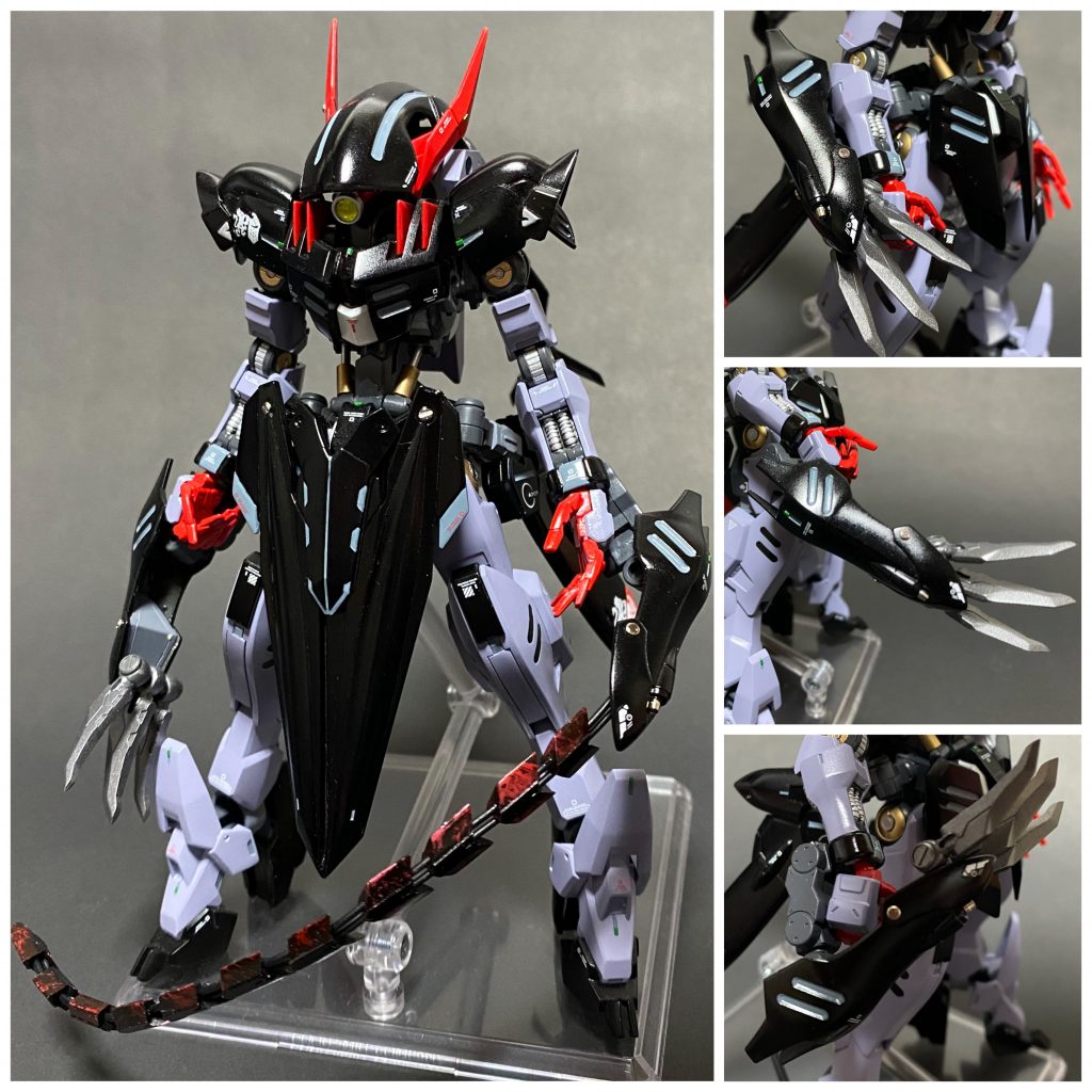 右ガントレットには鉤爪を、左ガントレットにはフレキシブルソードを装備。