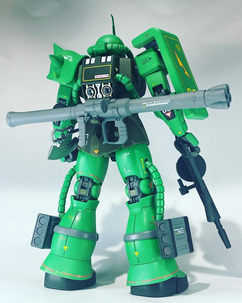 ザクⅡはシャア専用ザクと違ってミサイル・ポッドまで付属していて武器が豊富。お得感がありますね。