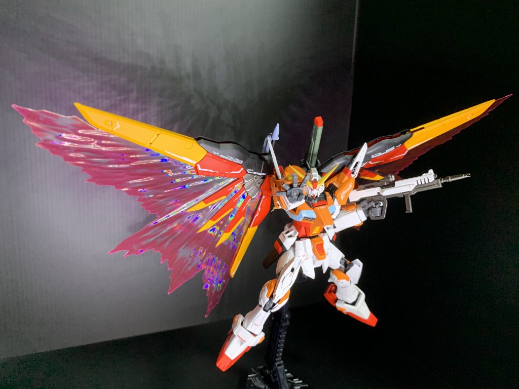 最後は光の翼を取り付けて、HGCEハイネデスティニーのパッケージアートをイメージしたポーズで。光の翼を取り付けるとボリュームマシマシで最高にカッコ良くなりますね。
