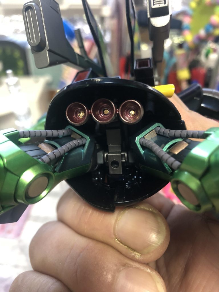 バーニア内部も塗り分けヒザ、ヒジはカッパーで塗装し質感の違いを出すのがマイブーム