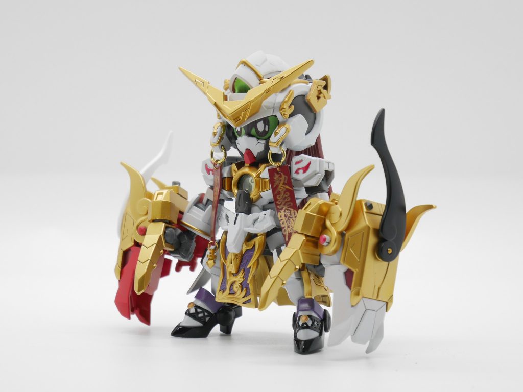 頞儞羅の武装、大型クロー紅白の龍の頭を模した大型クローモチーフはGNキャノン