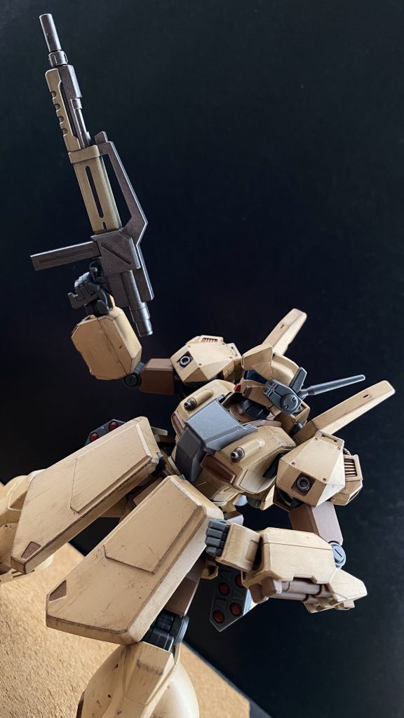 コールマン機以外の機体がバックパックに懸架しているマシンガン。紛らわしい形状をしているが、実弾兵装である。 また、彼らの機体は細かい調整の違いがあるものの、同一の機体である。