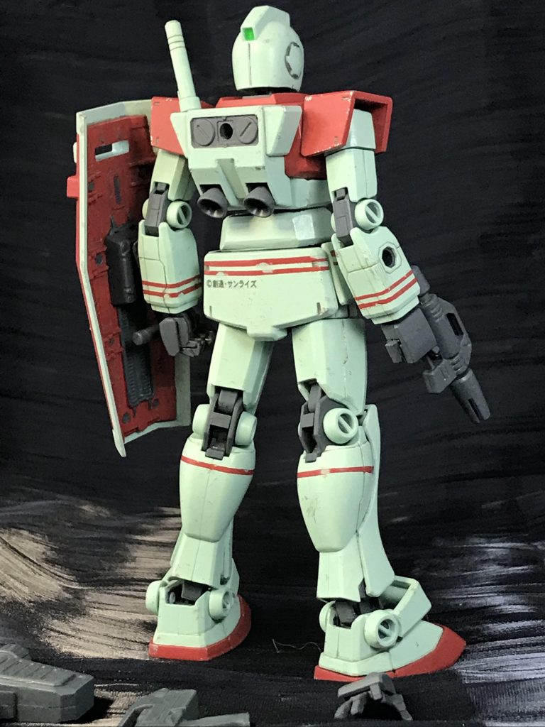 サーベルラックはあえて右も残しました。あと、腰にビームスプレーガンラックはこの位置が昭和ロボらしいかなという気持ちからです。