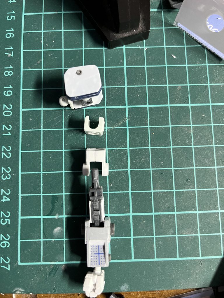 腕部制作。前作同様に肩は形状が近い陸ガンS型の肩を採用しましたが、revive版ガンダムの関節を使う都合でガンダムの肩を部分的にバラしてS型の肩と合体させました!二の腕部分はサンダーボルト共通パーツ腕はプラ板で制作😊