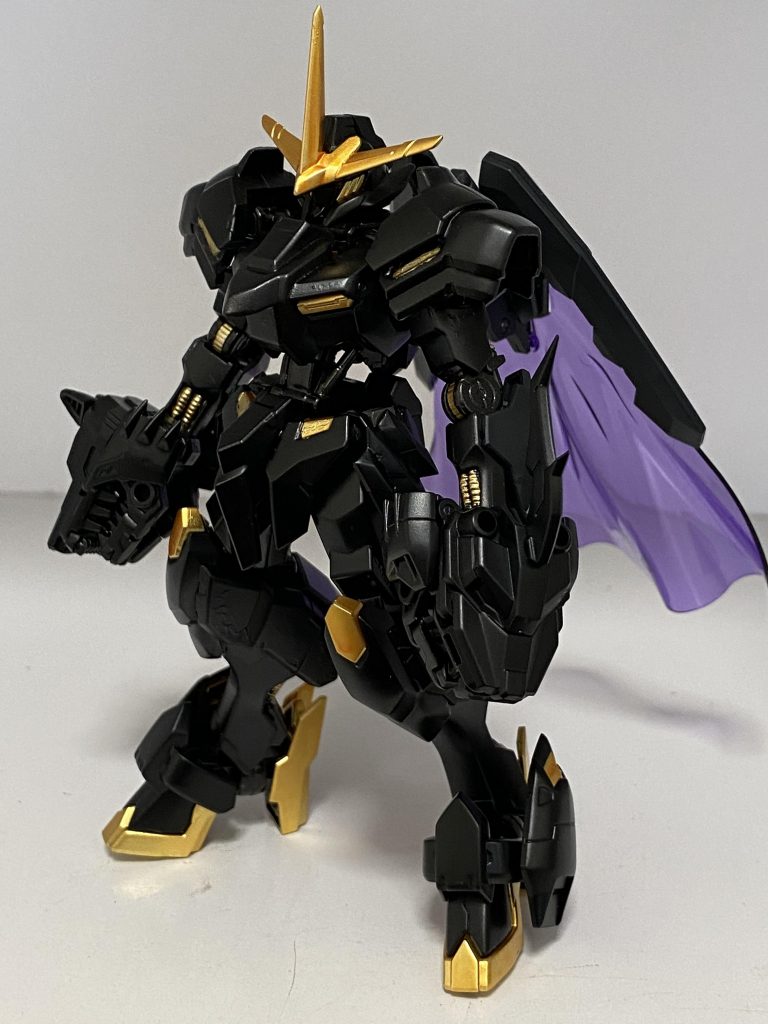 色は全体的に黒と金でまとめてフレーム部をメタルブラック、装甲をセミグロスブラック、アンテナやパイプ部はガンダムマーカーイエローゴールドで塗りました。