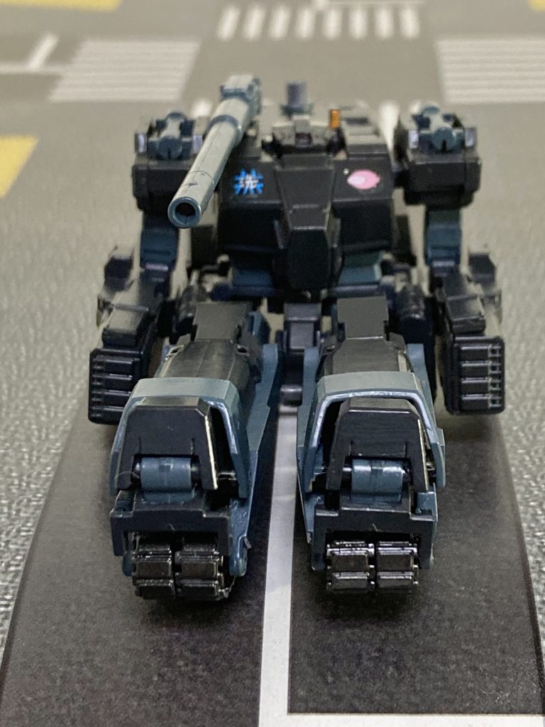 〈発掘直後の初期配備仕様のⅣ号戦車六十型〉戦車道の伝統校である【大洗女子学園】であっても、幾年の刻が経てば戦車道は廃れてしまっていた。戦車道復活を目論む生徒会からの要請(脅迫・懐柔)を受けた生徒達は、学園艦コロニーの下層階深くに謎の大型戦車？が埋もれているのを発見した。工学部によるレストアが行われ、偶然押された操縦桿のセーフティーロックが解除されると戦車形態から人型に変形したことから、過去の戦争で使われていたＭＳの１つではないかとされた。コクピット内の機体名プレートには本来は『Ｄ-５０Ｃ』と刻まれていたが、経年劣化や傷などで文字が『I V -６/１０』の様に見えたことで『Ⅳ号６/１０型』と呼ばれるようになった。その後、学園の歴女の生徒から「６/１０」では呼びにくいという理由で本人の好きな古典文字から『六十』を型式表記とした。そこから『ロト』という愛称がチーム内で定着し、発見した生徒達で『あんこうチーム』が結成された。この『Ⅳ号六十型』は機体としては『ＭＳ』ではあるが、操縦型式が３名での運用になっていることから戦車としての規定要項をクリアしている。〈あんこうチーム搭乗メンバー〉【戦車長】西住 みほ【通信手】武部 沙織【操縦手】冷泉 麻子【砲    手】五十鈴 華 (１８０㎜砲装備後は腰部内の補助席に搭乗）【装填手】自動装填装置により要員不要優花里『あの…、 西住殿？ 私は何をすれば良いでしょうか⁇』みほ『次弾装填は自動でやってくれるので、秋山さんは後ろの兵員輸送室にでも入っててください』優花里『……ぽつーん… 』(´・ω・｀)