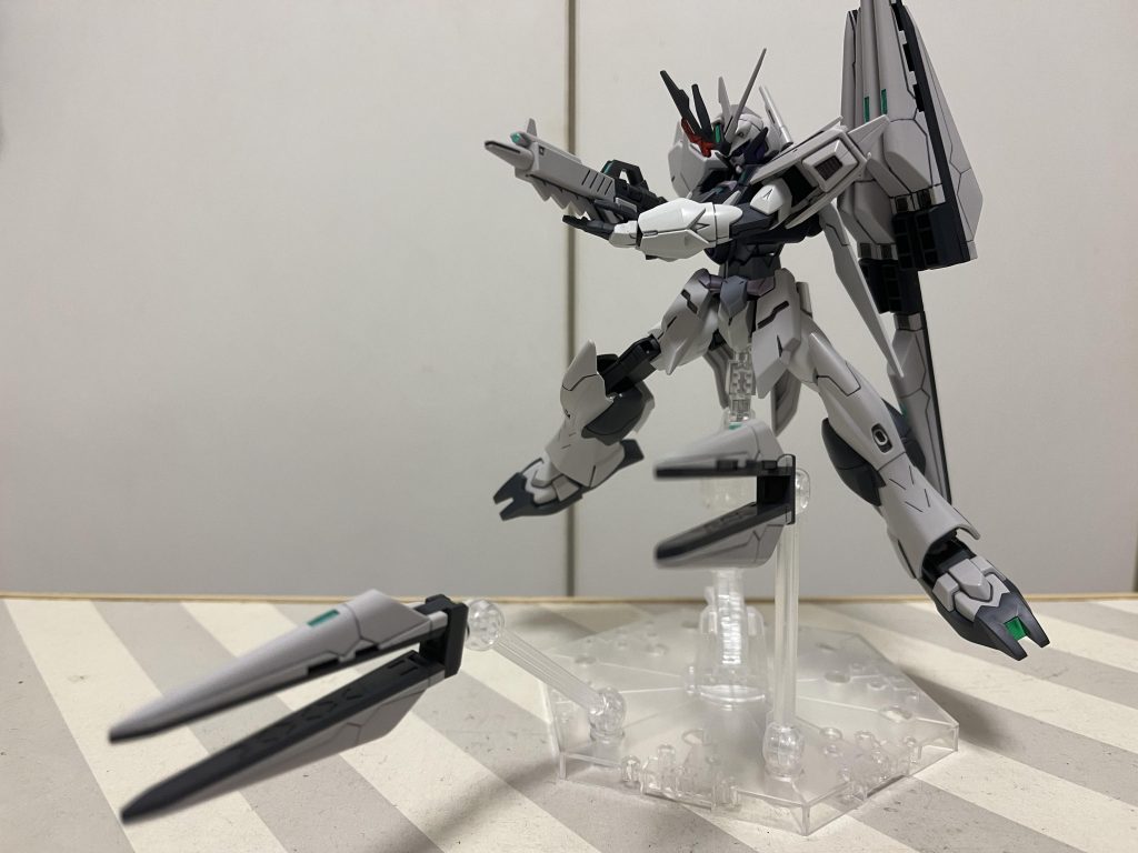 フィンファンネルと一緒に射撃!このフェイクνウェポンのファンネルは簡単に飛ばした状態でディスプレイ出来ていいですね。飛ばせるのは2つだけですが、、3つ買いしてみましょうかね、、