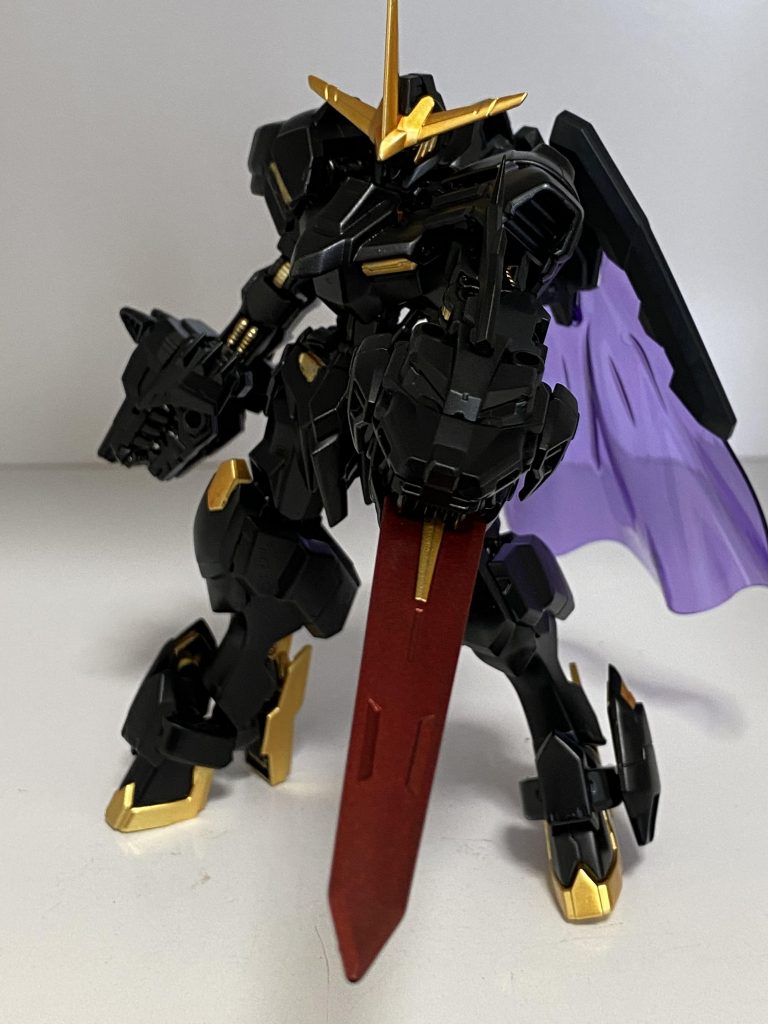 グレイソードはGNダイバーソードを加工してガンダムマーカーのロイヤルメタレッドで塗装。