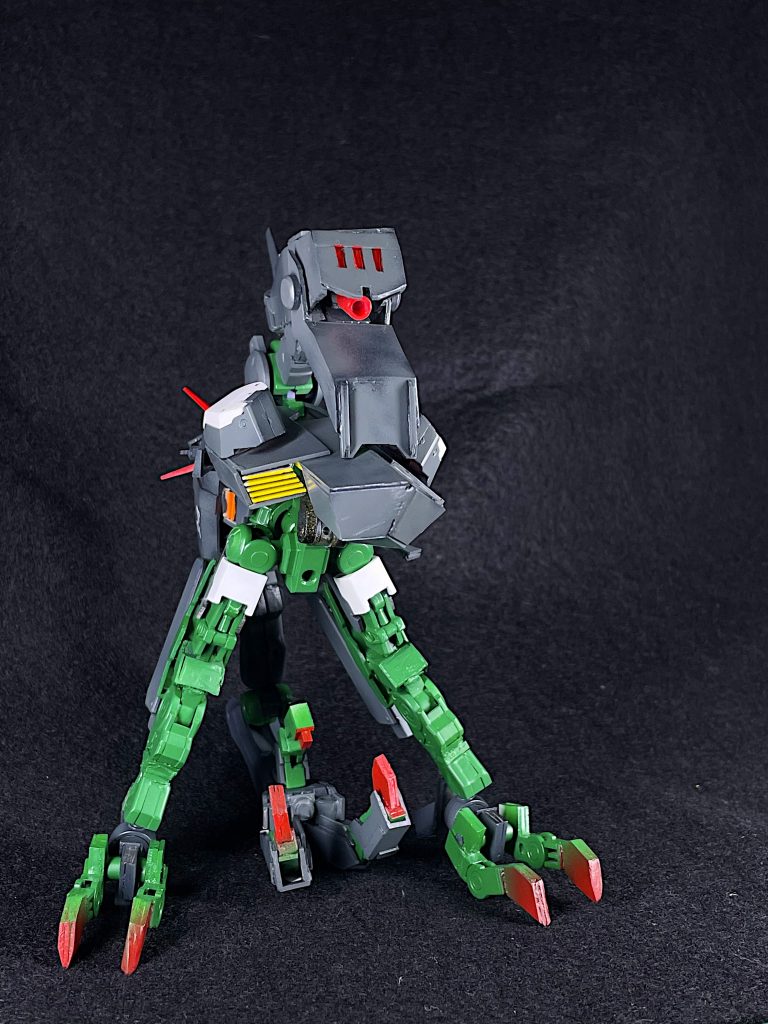 MA形態センサーをフル稼働させるための形態機体安定用の脚部クローと膝部ニードルガンで攻撃を行う。