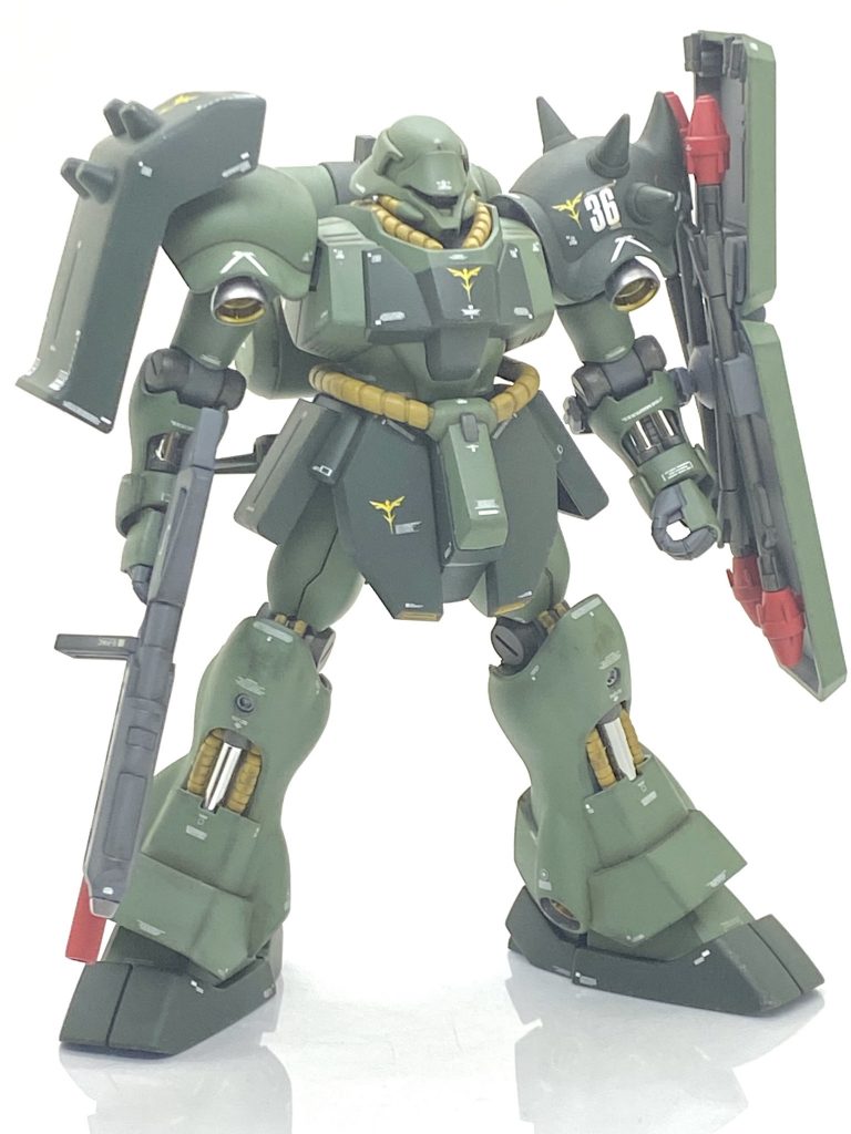 らいだ~Joe様がHJの作例でススのパステルを使っていて、ツイッター上で聞いてみましたら「ススのパステルも使えますよ」と答えられ今回はオイルの代わりにススのをエッジに付けています。後はいつもと同じで(クレオス)水性ホビーカラー焼鉄色をスポンジを使ってエッジ部分を軽くチッピング、ガンダムマーカー リアルタッチマーカーブラウン1でへこみ部分に塗って神ペンでぼかし、最後に赤焼けやチタンのパステルを僅かに付けて上品な汚しにしてみましたがどうでしょう?