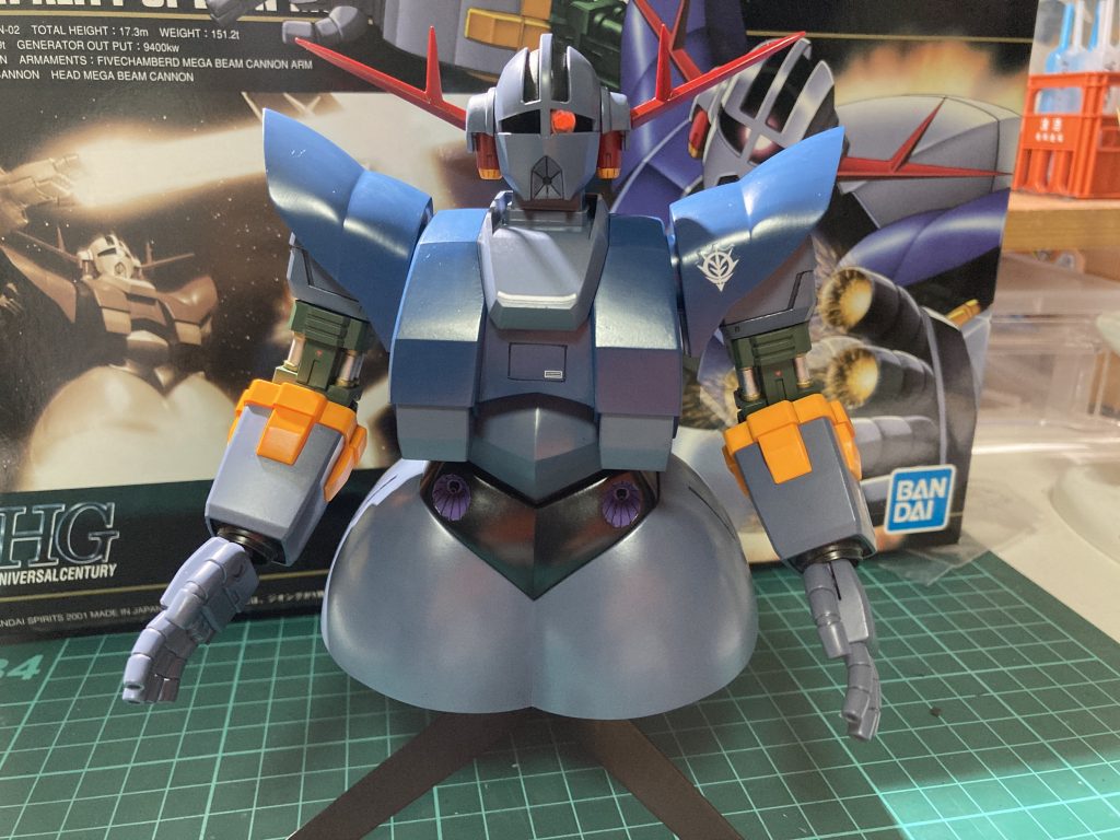 21年前のキットという事ですが、フォルム的に劇中再現はこのキットで完成していると言って差し支えないかと思います。合わせ目も一応消してはいますが、数は少ないし目立つところにあまり出ない。説明書も組立図解は３ページで完結するという潔さ。大変組みやすいキットでした。