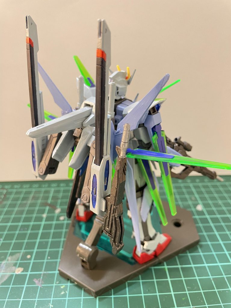 背面武装が干渉しないようアームなどを使用してます。ビールスナイパーライフル換装パーツはバラエーナにマウントされます。逆サイドにはアーマーシュナイダー。