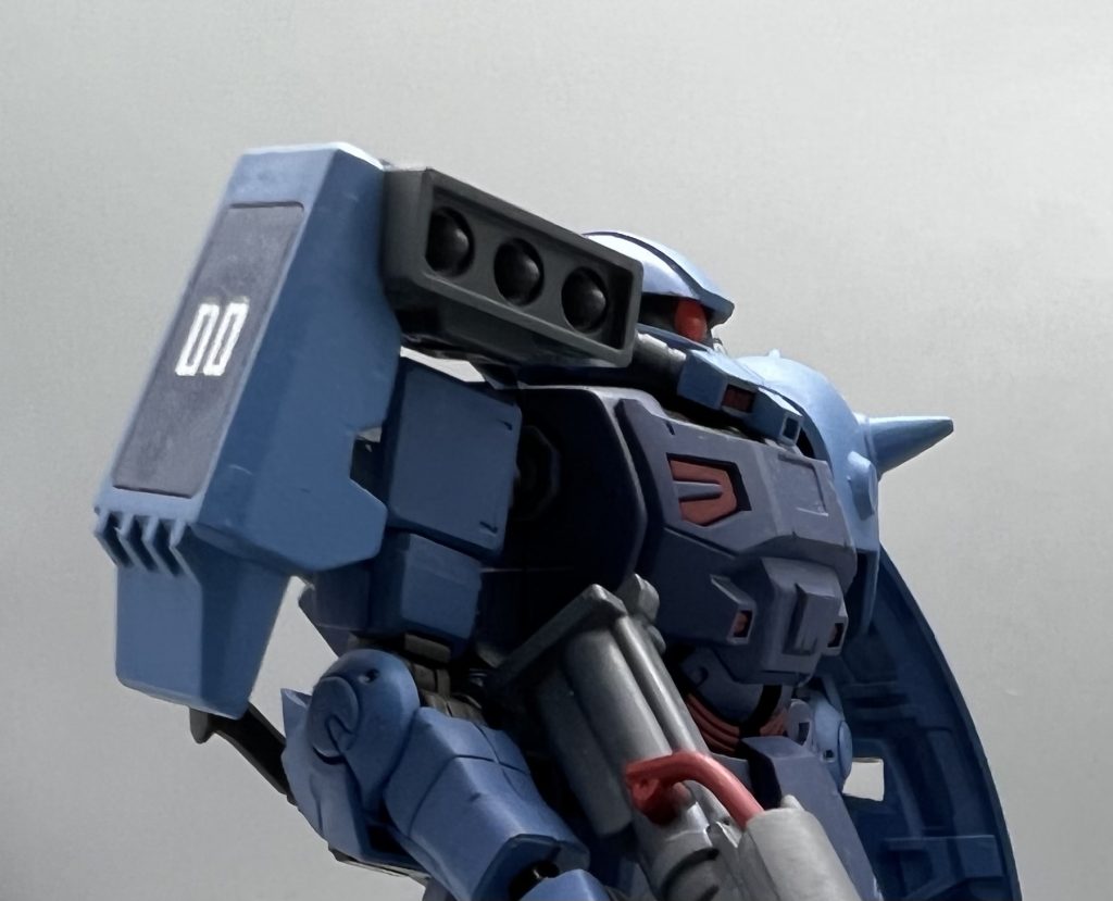 武装は一年戦争時に使っていたビームマシンガンとゲルググ用シールド、アクト・ザク用大型ヒートホークに加え、ビームサーベル(連邦式)×2、肩部ミサイルポッド付き小型シールドを装備している。