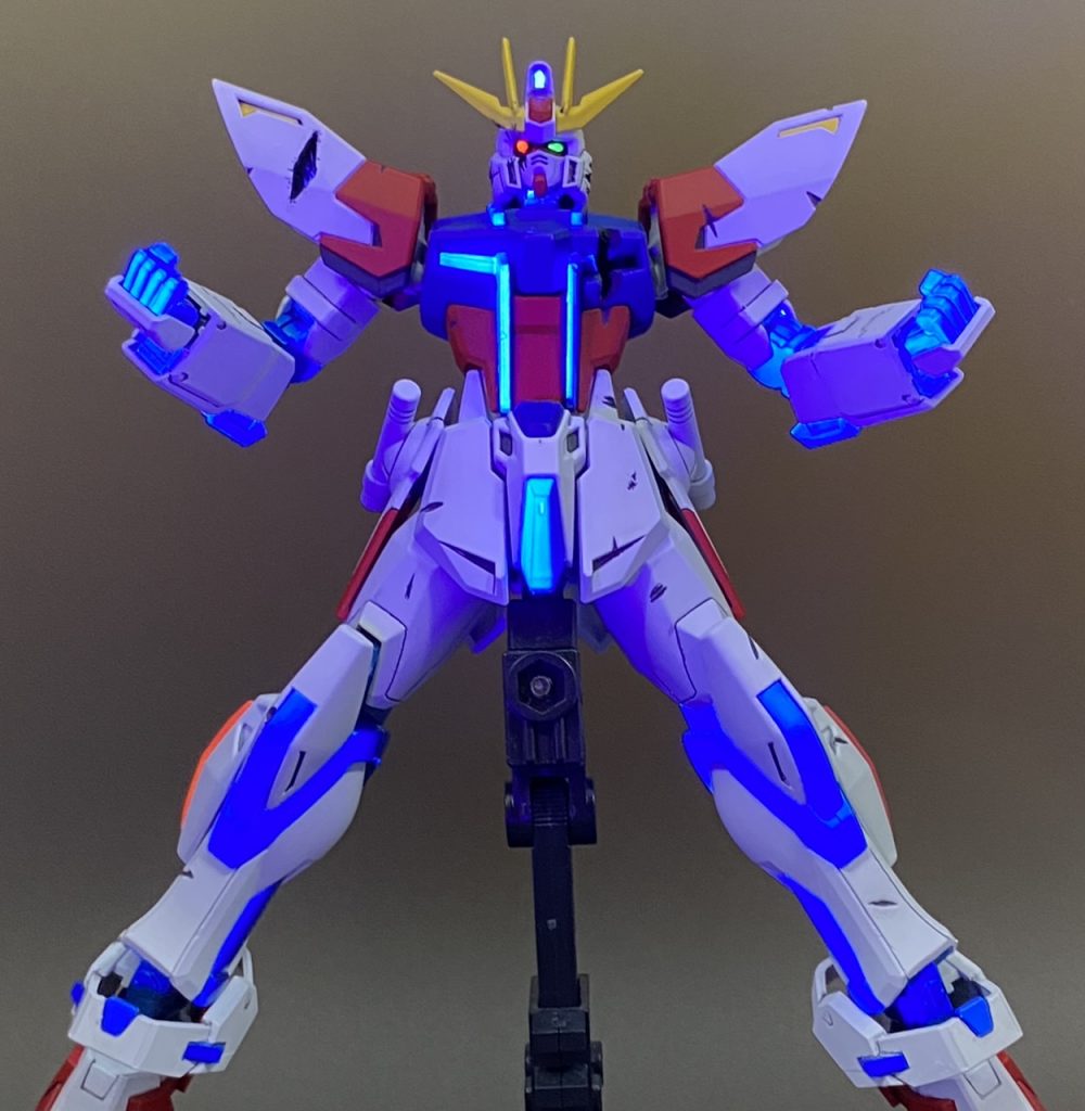 エクシアダークマターとの戦闘で破損した右肩と胸部、頭部側面に加えて各所にダメージ表現を施しています。