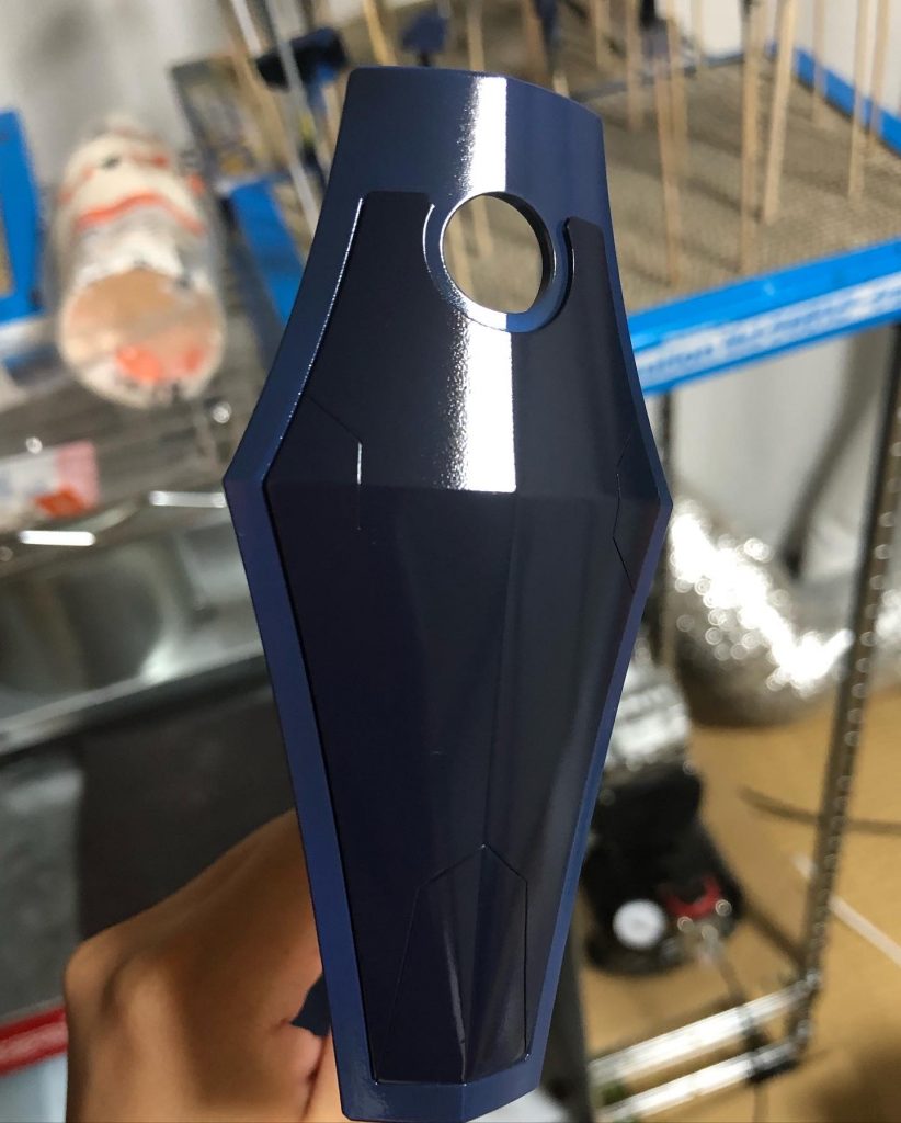 盾にも筋彫りを追加しています。