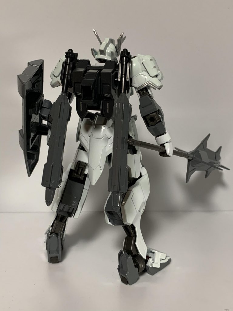 [解説]第六世代機兵メルセネールをクルセイダー用に改修した機体。シュヴァリエル・マーキュリウスを参考に魔装兵化処置を施している。とは言え、メルセネール自体がシュヴァリエルほども拡張性に余裕が無かった為、改修は限定的なものにとどまっている。クルセイダー用の機体としては、正直言って物足りないレベルではある。しかし、ソルダートやジェダイと比しても間違いなく高性能であり、絶対数の足りないシュヴァリエルの穴を補うべく、量産体制の拡大も検討されている。聖華暦830年時点においてはクルセイダー第五師団『パトリオート・ランツェレータ』に優先的に配備され、デンバー戦役やレスクヴァ要塞攻防戦でも多数の同機兵が戦場を暴れ回っている。