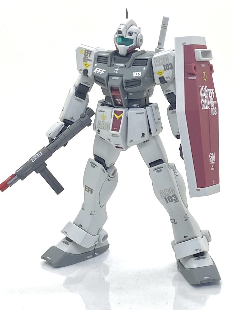 HGUCジム寒冷地仕様を成型色仕上げ+αで作ってみました。ジム寒冷地仕様はポケットの中の戦争で冒頭でサイクロプス隊に無残にやられる役で僅か一話しか出なかったので旧キットが展開した時はキット化されませんでした。寒冷地仕様は元々はポケットの中の戦争をやる際にリメイクされたジムの一つでジムとジムコマンドの中間みたいなデザインで魅力的でキット化されて欲しいと昔は思ってました。ガンダムウエポンズでMGジムから改造された作例があり「作りたい!」と思いましたが形状が独特のマシンガンをスクラッチで作るのは自分の技量では到底無理で諦めてたのですが・・・早い時期にHGUC化されて本当にビックリしました。前期型のノーマルなジムより、後期型のジム寒冷地仕様の方が高性能ですので意識しながら作りました。