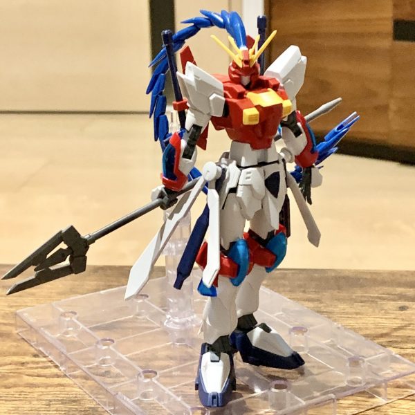 ブレイジングガンダム改造つづきです。腰部をシャイニングブレイクに差し替え、煌ギラーガの尻尾を頭部に取り付け、ブレイジングの余剰であるゴッドの背中のフィンを腰に取り付けてみました。だいたい形はこんな感じでいいかな？（1枚目）