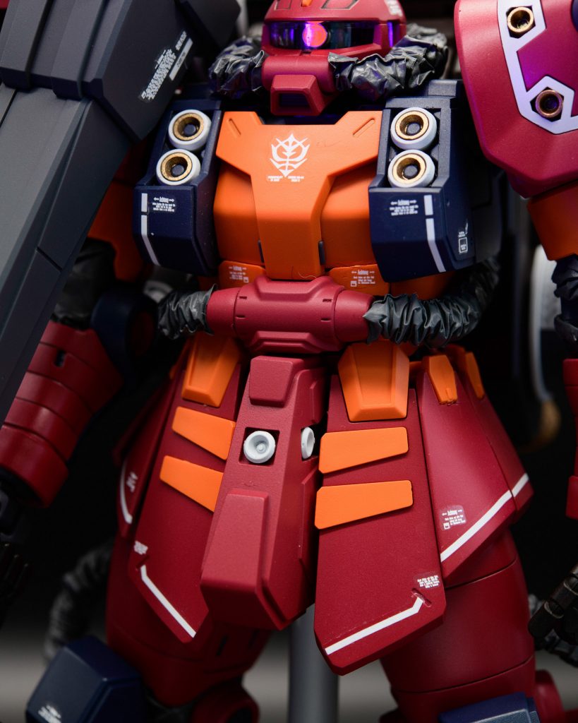 設定色のままに塗ってるので、成形色と見分けが付かないw モノアイは蛍光ピンクで。