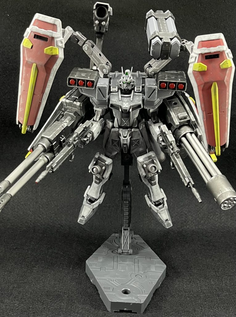 武装もてんこ盛りにしました。使用色を、・グレーサフ・メカサフ(3種)・黒鉄色・焼鉄色・盾各色汚しに、・クロームシルバー・ガンメタルと、メタル系でまとめ、重めな印象となるようにしました。ちなみに、初めての汚しです。