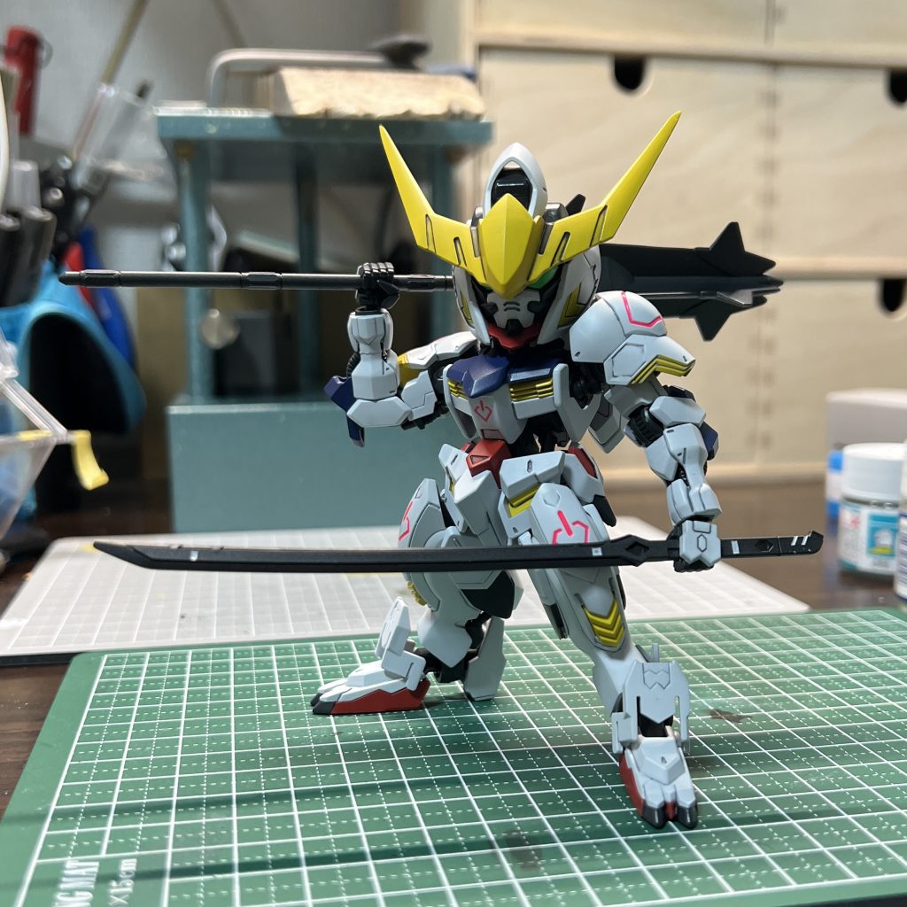 基本塗装が終わった段階です。今回ガンダムフレームの色はどうするか悩んでいましたが、ティターンズブルー１の水性カラーを見つけたのでティターンズブルー１に決定！どうしても筆塗リタッチなどでラッカーと水性で全く同じカラーを用意したかったので助かりました、今後は関節部の色はティターンズブルー１が活躍しそうです。ツインカメラと電源マークみたいな模様はアクリジョンの蓄光カラーを使っています、アクリジョンもマジックリンでふき取れるので最近大活躍中です。※仕様塗料です参考までに※本体ホワイト・RX78-2ガンダムホワイトレッド・MSレッドブルー・ティターンズブルー2グレー・ティターンズブルー1