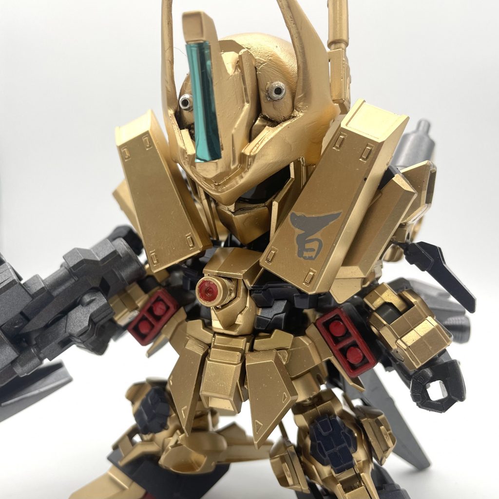 フロントスカートにSDCSゼータガンダムのスカートを張り付け。胸部メガ粒子砲もジャンクパーツで再現しました。