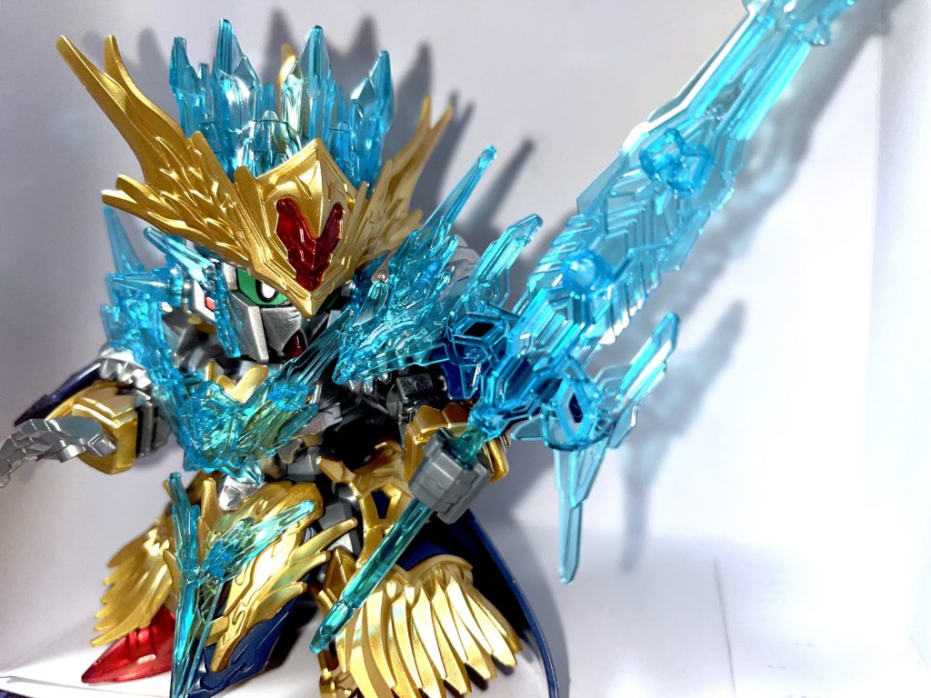 SD系は鎧部分等成形色のままではどうしても安っぽさがあり、かと言って付属シールでの色分けでも微妙な印象がありましたが、メッキシルバーや最近出たイエローゴールドで軽く塗るだけで煌びやかになりますね。