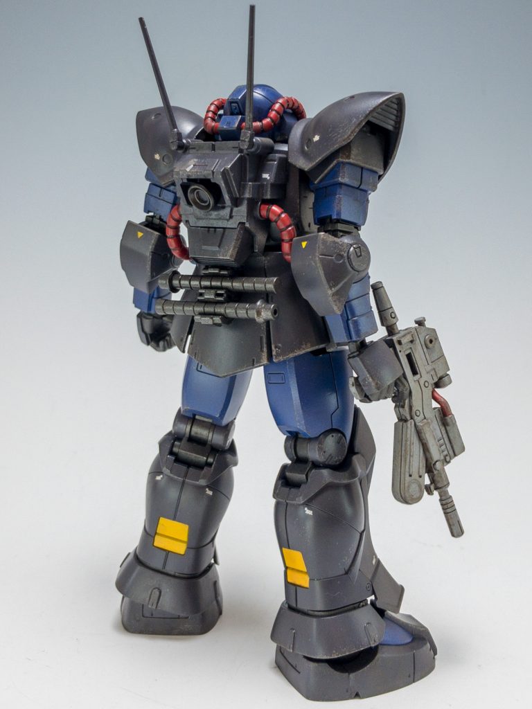 リアビューです。赤い動力パイプがオシャレ(笑)武器は、ライフルとサーベルしか作ってません(汗)