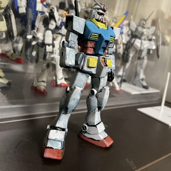 HGUC RX78ガンダム の塗装を開始しました。今回はアクリルガッシュとアクリル絵の具の混合。アクリル絵の具の方が透けるのでグラデーションなどに使って行こうと思います。