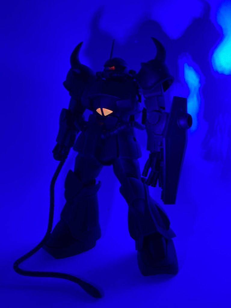 ブラックライトを当てたら影がイイ感じに♨️